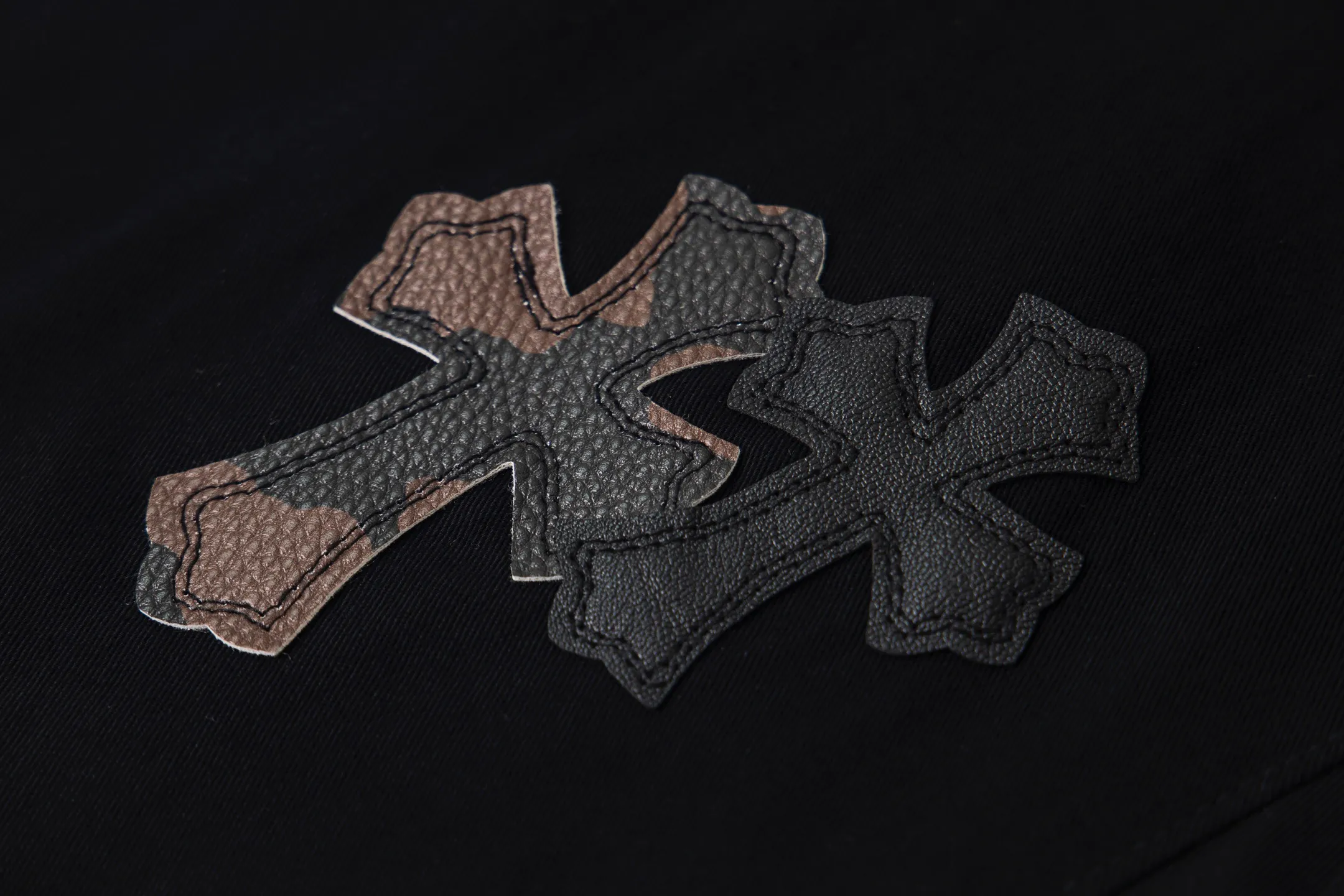 P270 💰 (Top version) Chrome Hearts丨Chrome Hearts Black and Brown Camouflage Cross Patched Leather Jeans - Full of exploring the ultimate in fashion, Chrome Hearts' new Chrome Hearts pants cleverly integrate camouflage cross, camouflage cross and other elements to break the traditional boundaries. Mattyboy's clever fusion of overalls and khaki jeans, the same style, brings endless matching inspiration to fashionistas! Whether it is daily wear or a trendy try, these pants can bring you an excellent fashion experience. Color: black Size: 28-30-32-34 (corresponds to S-M-L-XL)